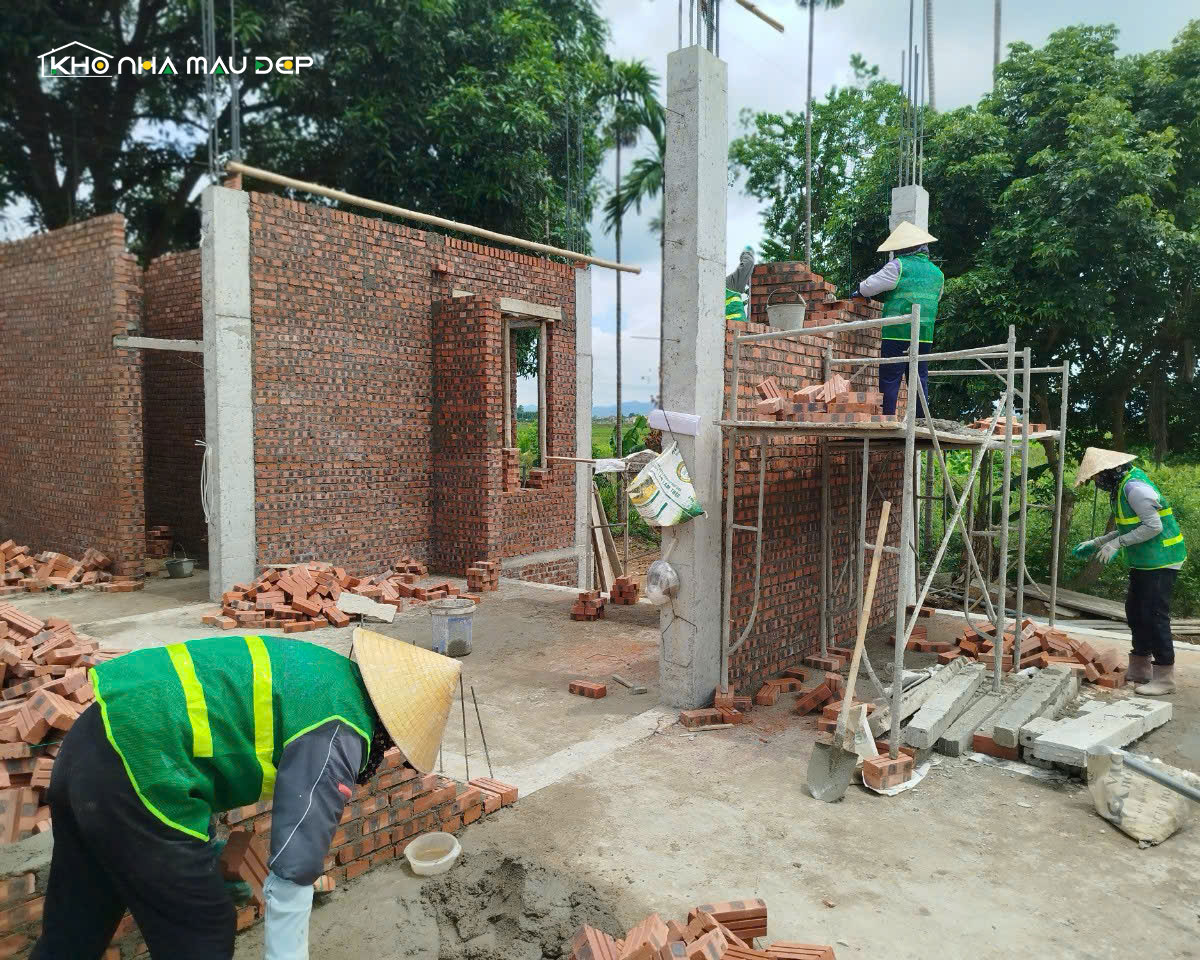 Kho Nhà Mẫu Đẹp - Đơn vị thiết kế thi công nhà ống 2 tầng mái Thái mặt tiền 5m